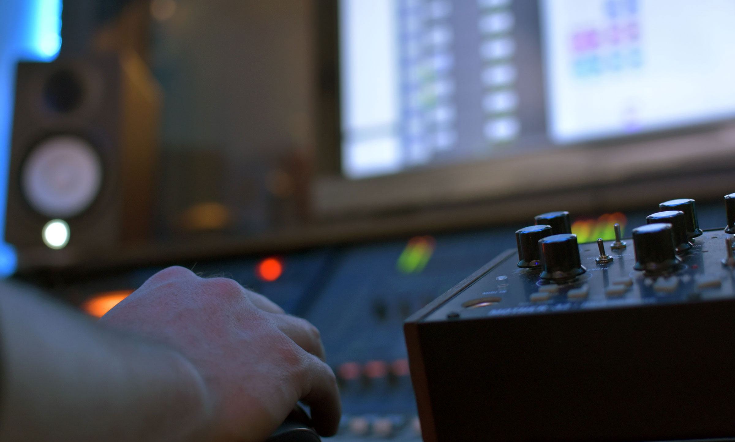 Mastering Sound: Expert Design & Post-Production